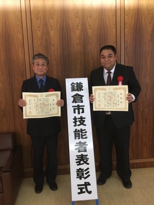 受賞されたお二人。大村正さんは残念ながら式を欠席されました。